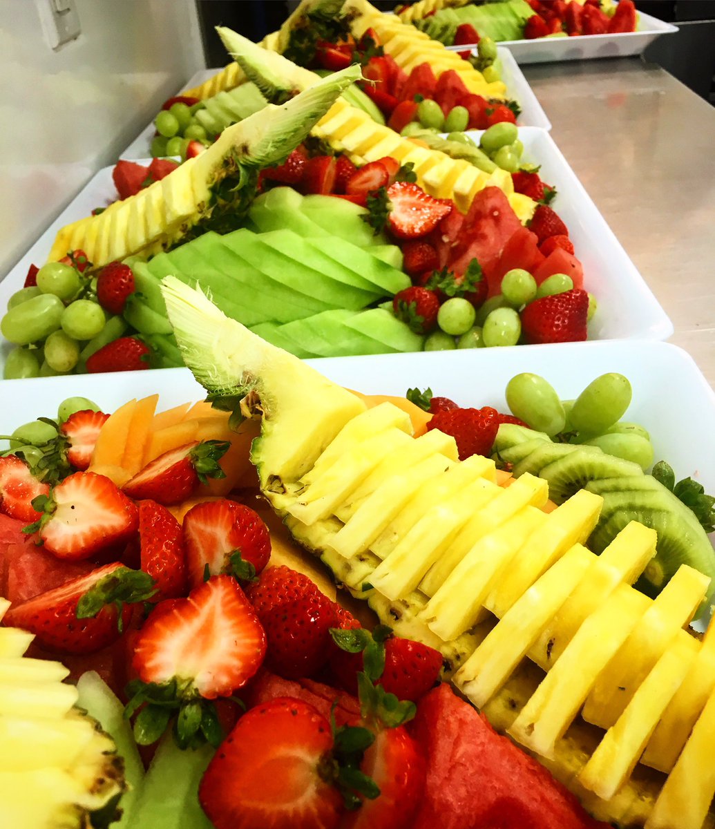 kingcateringTO's tweet photo. Fruit displays for all occasions #king #KingCatering #fruits #platter #food #foodpornto #torontoeats #catering #toronto #torontofoodie https://t.co/d91in9DqxE