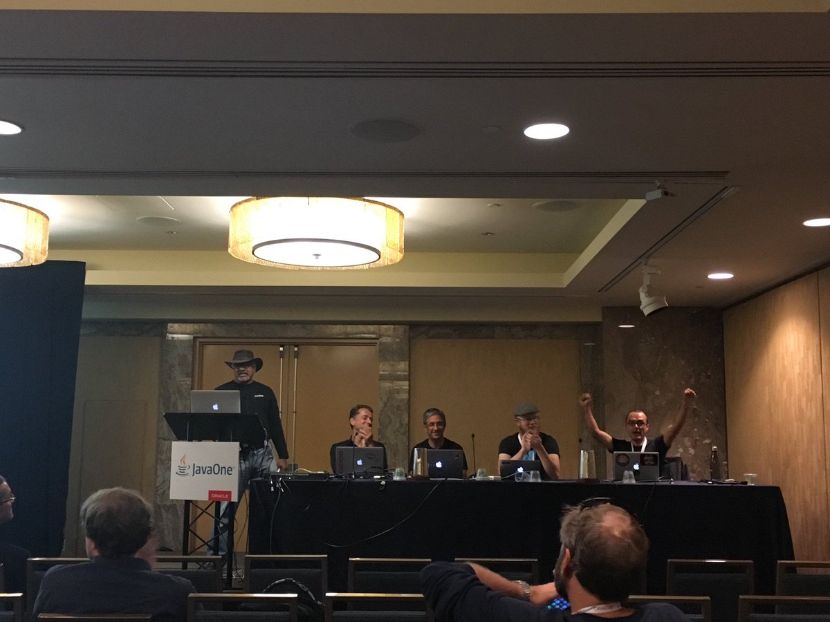 javamexico's tweet image. ¡@chochosmx YA en el panel “Emerging Languages Bowl 2016”! #javaOne #javaMx

Foto: @abaddon_gtz