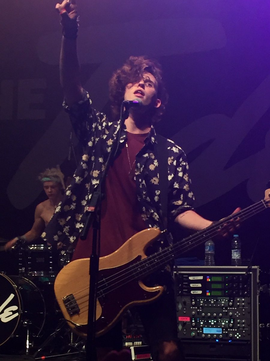 beatlesheavn's tweet photo. 🌟 this weirdo is my reason to smile🌟he's just a regular guy, but for me he's everything❤️ @TheTideLevi https://t.co/ukSeCe7MfK