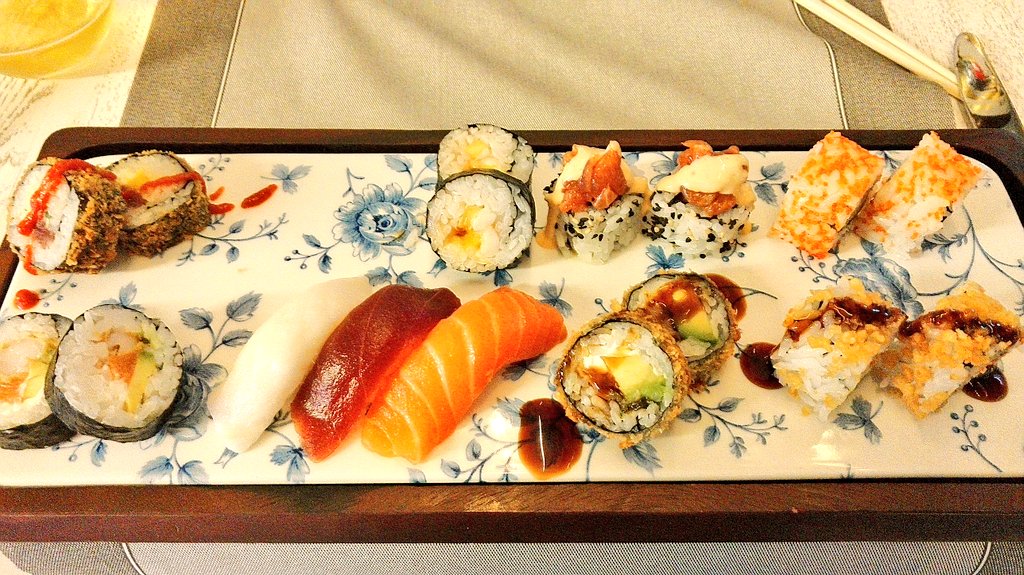 mpbarchena's tweet photo. Vaya festival de #sushi esta noche en @tiquismiquis_es Como siempre espectacular!! Gracias a todo el equipo. Repito la semana que viene https://t.co/JQInD2QPKc