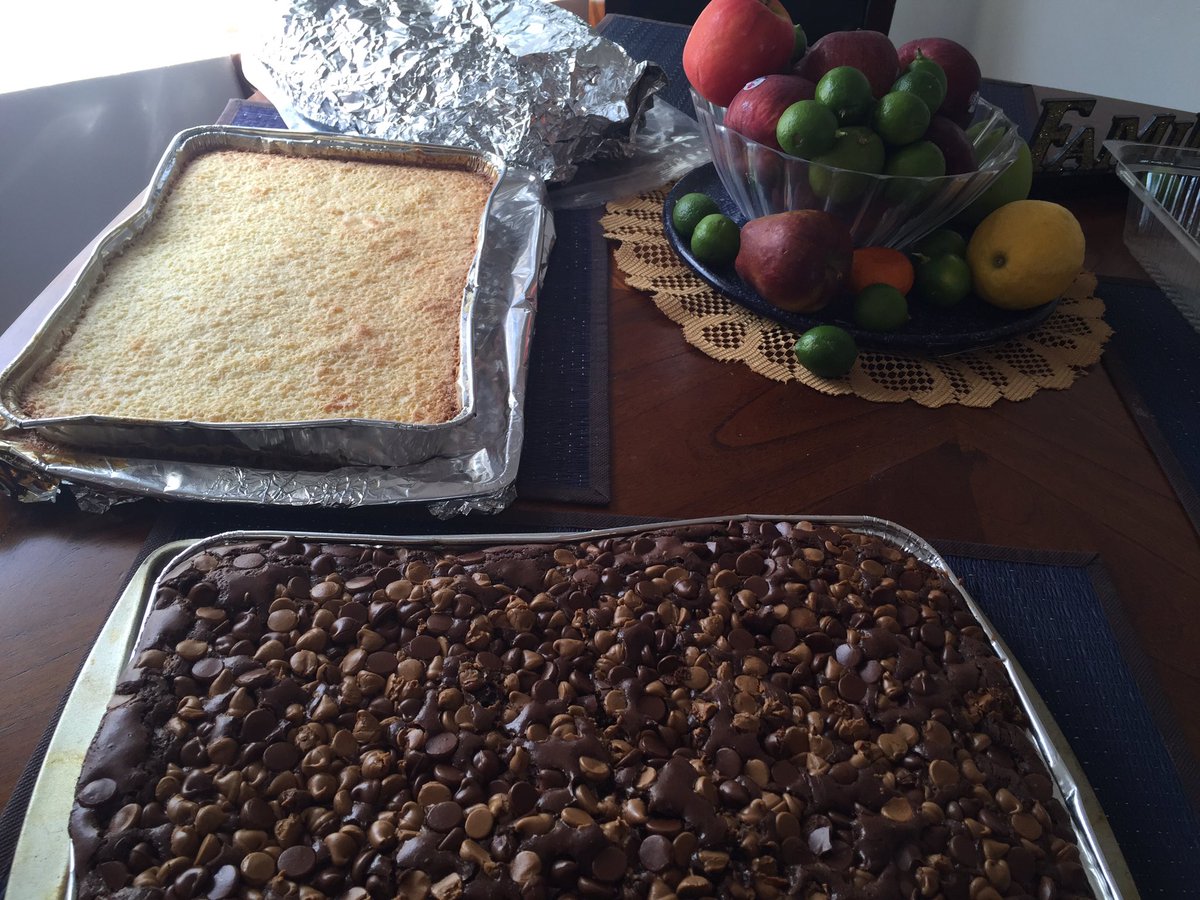 WeAreHangry's tweet photo. A table of goodness https://t.co/B14ZEm4Wjd #foodie #party #food #foodporn #brownies #cake #sweet #yummy #yum #hungry #TuesdayMotivation https://t.co/gUT1r4VWcj