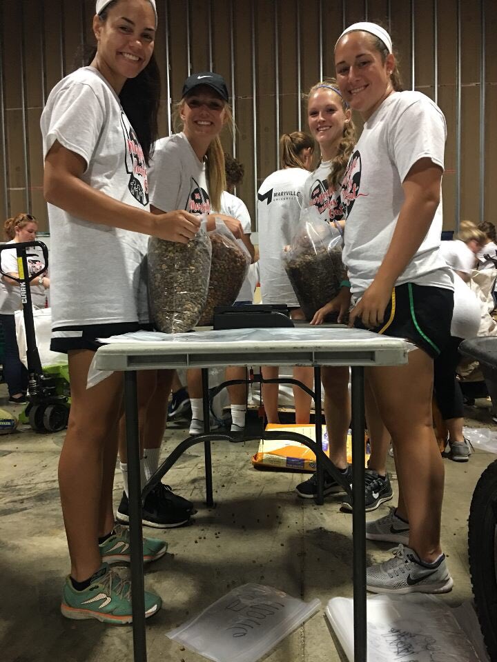maryville_saac's tweet photo. Great to see our student athletes helping out our community today! #MRO16 @MaryvilleLAX @BaseballMU @MaryvilleWBB @MUSaintsSoccer https://t.co/ekjlbojvYl