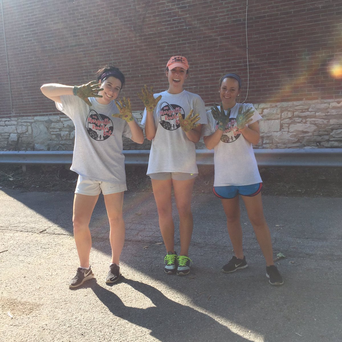 maryville_saac's tweet photo. Great to see our student athletes helping out our community today! #MRO16 @MaryvilleLAX @BaseballMU @MaryvilleWBB @MUSaintsSoccer https://t.co/ekjlbojvYl