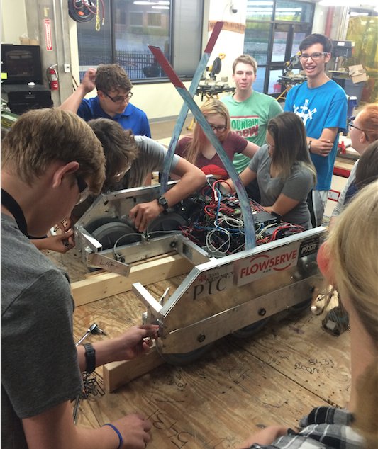 FIRSTRobotFan's tweet photo. @5431FRC Robotics' veterans teaching the new members by reverse engineering last year's competition robot! #OMGRobots https://t.co/mDZbQGhTdm