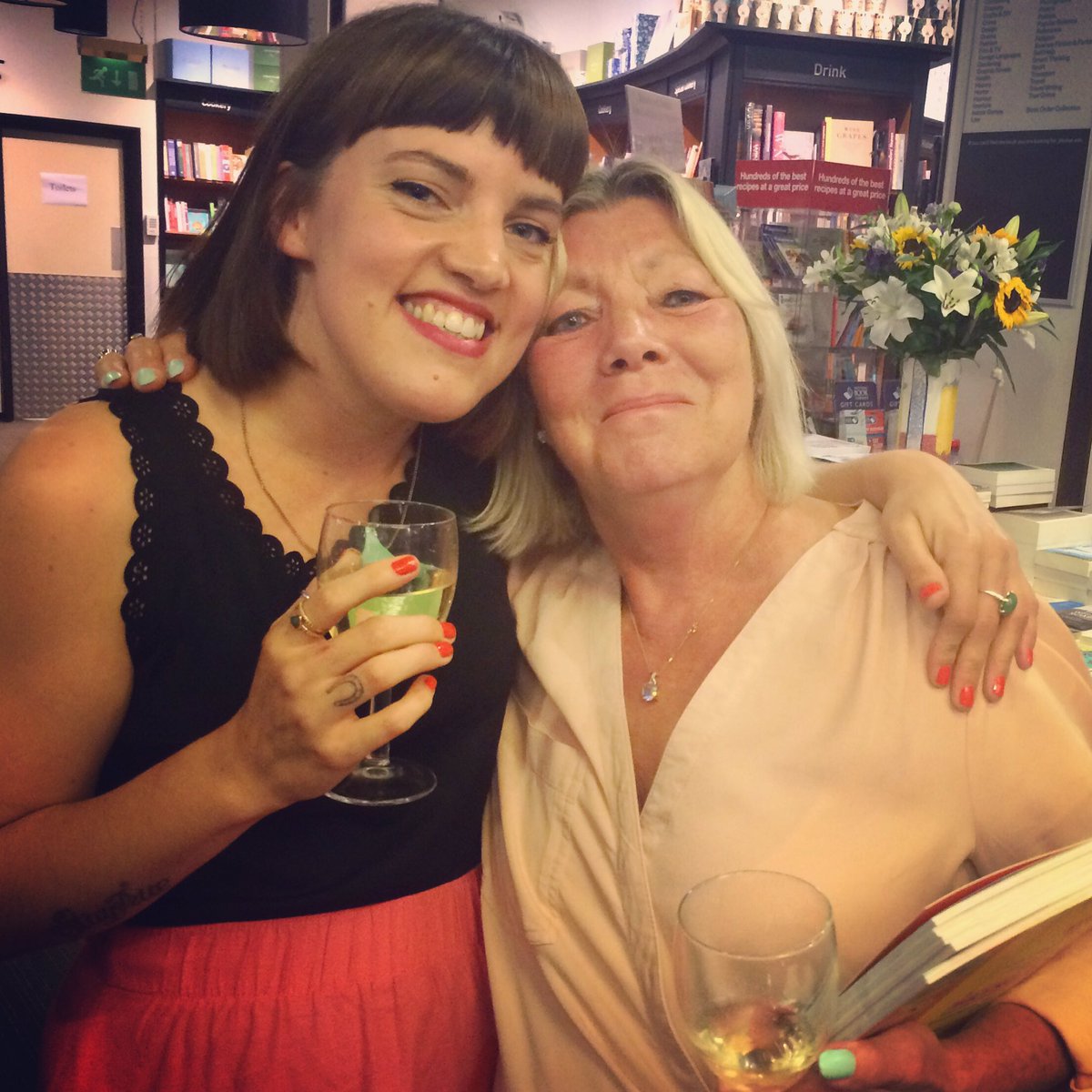 jabberworks's tweet image. A few more pics of the lovely @BIGPictureBooks team behind #LEAFYthePetLeaf!🙂🍃 #LittleAdventurers @WaterstonesKR @mawiatunney @jackdraws