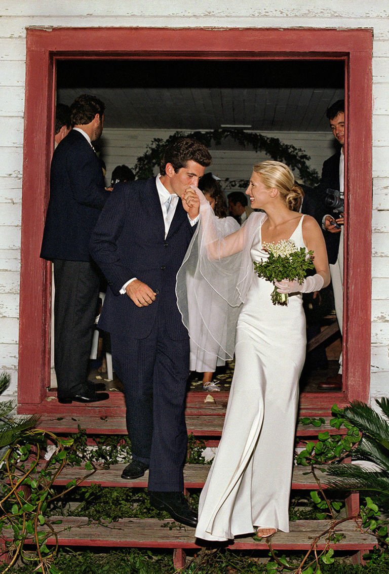 TandCmag's tweet image. On the 20th anniversary of JFK Jr. &amp;amp; Carolyn Bessette's wedding, their photographer remembers the secret ceremony: bit.ly/2cXpOLC