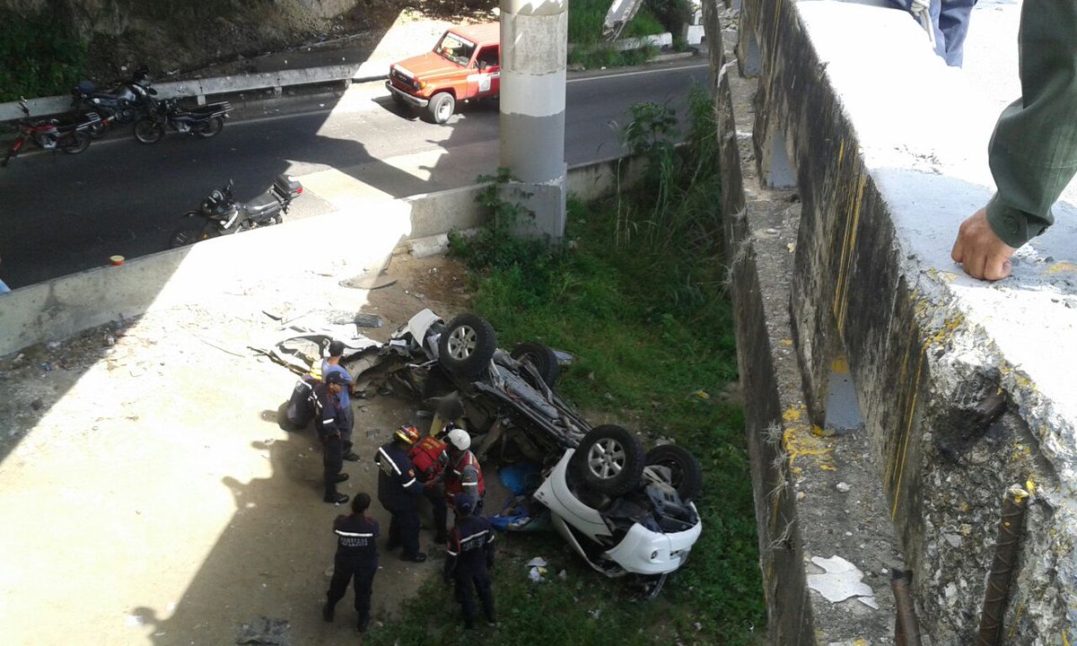 rcamachovzla's tweet photo. #Caracas Accidente Cota Mil, falleció conductora identificada como Victoria Coto Martínez, Toyota Fortuner Blanca https://t.co/SdpJWgVSvC