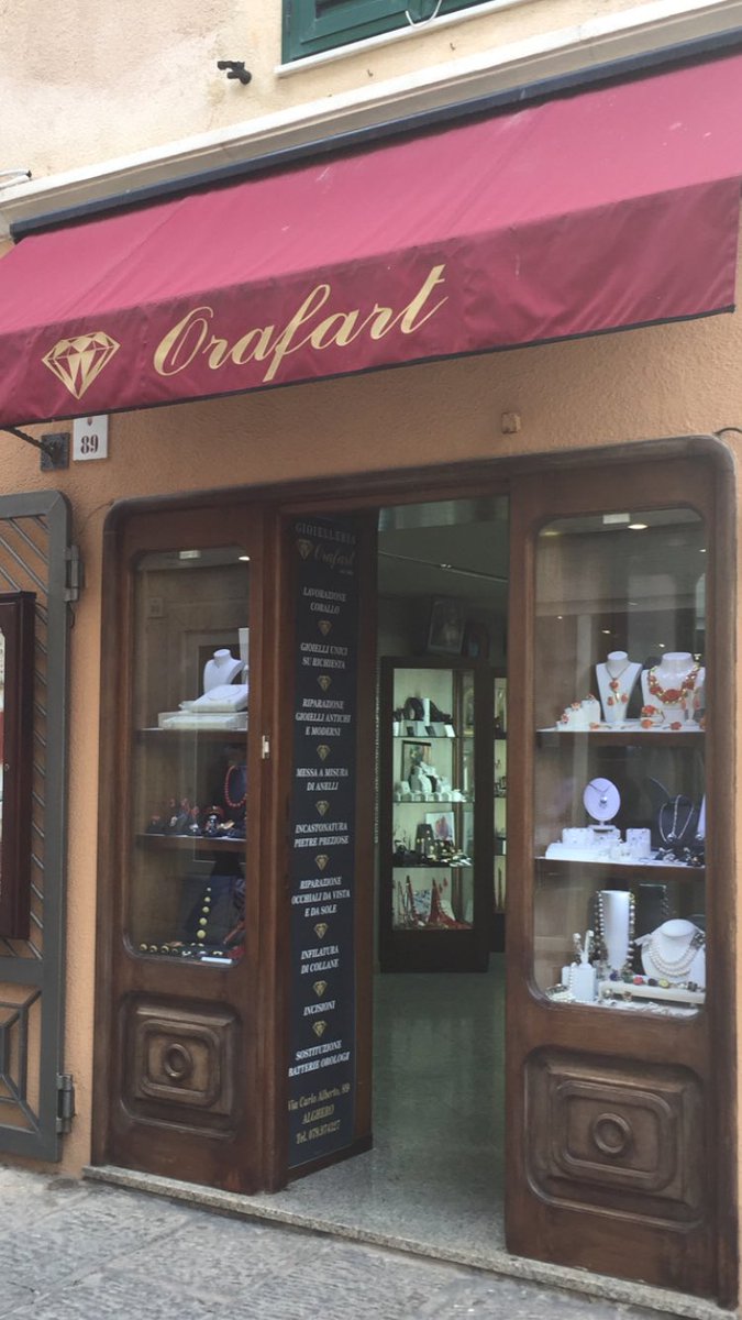 pat_orgera's tweet photo. I think I found a nice gold bracelet for my wife that came with free parfum @PeterXBoyd @shantellebisson #fingerscrossed https://t.co/7xleVasLvY