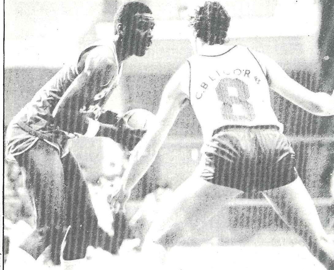 Essie Hollis pensando la que va a liar a continuación.