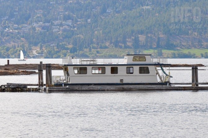 InfoNewsPentict's tweet photo. Houseboat hideout for break-in artist on the auction block in Kelowna https://t.co/VktB4o2Je7 https://t.co/6wVtPXKZTx