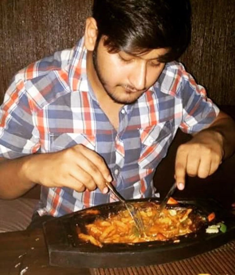 HuckFaters's tweet photo. #tb #birthday2015
Bhai: uper dekh photo khinchni..
Me: khana khanay de..! 😕😠
@FracturedMalang 😂😄😂 https://t.co/mrTWjUPHSy