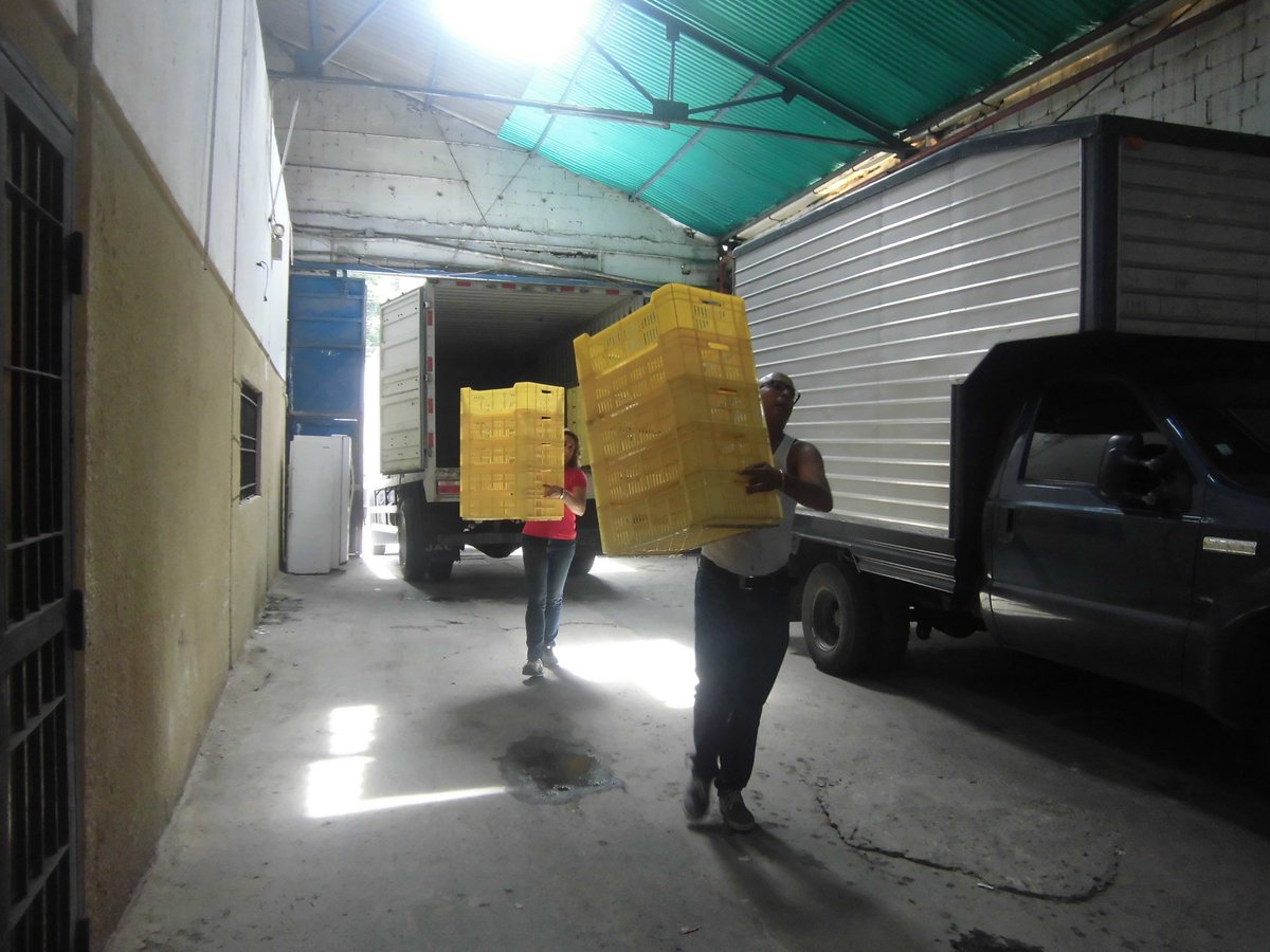 MinppauC's tweet photo. Recibiendo los kits para los CLAP agrourbanos #Vargas https://t.co/GST1C0Izfy