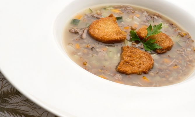 TLathouwer's tweet photo. Sopa de lentejas y zancarrón https://t.co/durCTXl45B