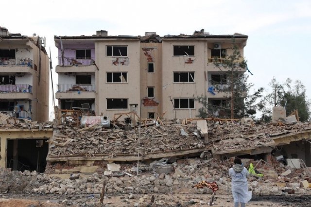 dozakurd's tweet photo. Her gün, her an eski yanık yıkık evine bakmak ve bu yıkıntıların içinde evladının cenazesinin olabileceğini bilmek… 
#nusaybin #nisebin https://t.co/DBFZCkccYw