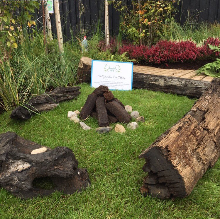 Aldi_Ireland's tweet photo. Ballycumber, Co. Offaly's @Foroige #GardenGra installation was inspired by the love of the Bogland in the Midlands. #AldiPloughing https://t.co/ruHKJ4MafD