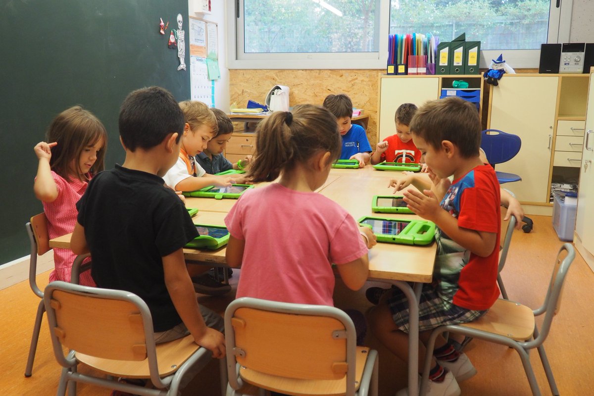 Pere4t's tweet photo. P5C. El canvi a la nova sala amb ipads ens encanta!!  Gràcies,  famílies de l' @ampapereiv!!  Estem concentrats,  feliços i aprendrem molt!! https://t.co/SA4lpfiu2X