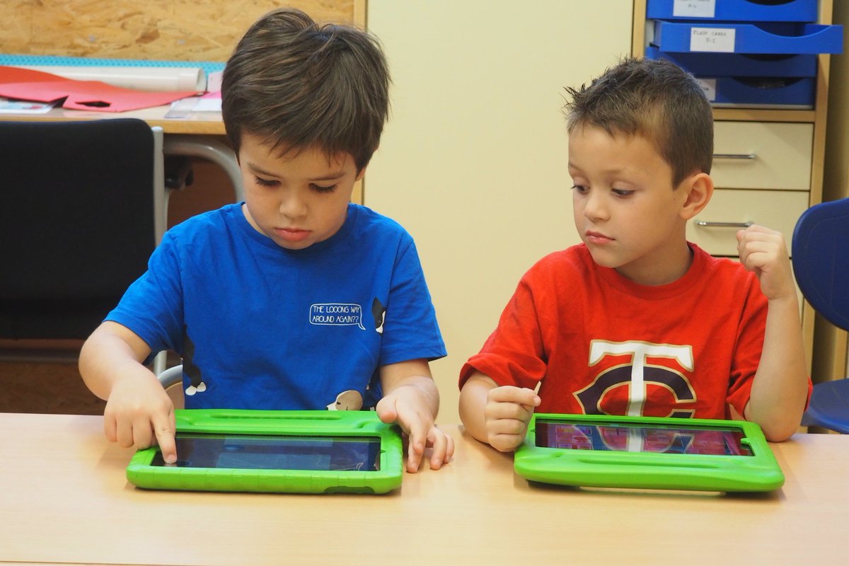 Pere4t's tweet photo. P5C. El canvi a la nova sala amb ipads ens encanta!!  Gràcies,  famílies de l' @ampapereiv!!  Estem concentrats,  feliços i aprendrem molt!! https://t.co/SA4lpfiu2X
