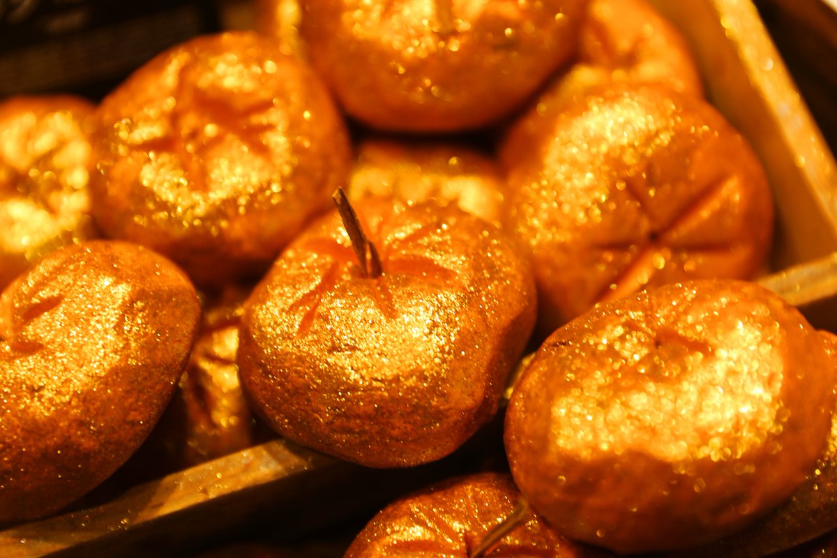 LushOxfordSt's tweet photo. Sparkly pumpkin bubble bar to go with your Pumpkin Spice Latte? 💅🎃 https://t.co/3bnDsmcaA4