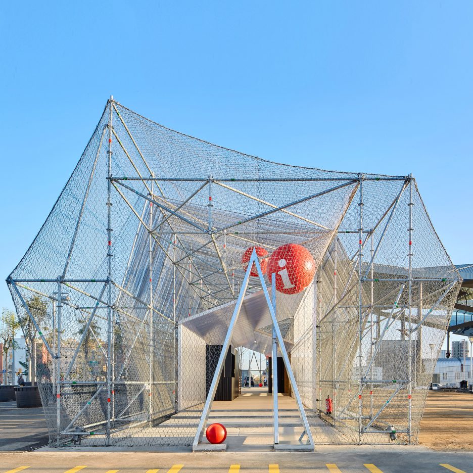 dezeen's tweet photo. Peris + Toral Arquitectes uses scaffolding to create temporary pavilion in Barcelona: https://t.co/FrV4iRemtq https://t.co/RjM68OViUv