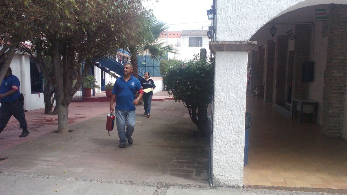 LiceoDlBosque's tweet photo. El día de ayer, la brigada escolar de nuestra #ComunidadLiceoDelBosque , en el #MacroSimulacro2016 en colaboración con @PCJalisco https://t.co/ZDS9Rmmyxs