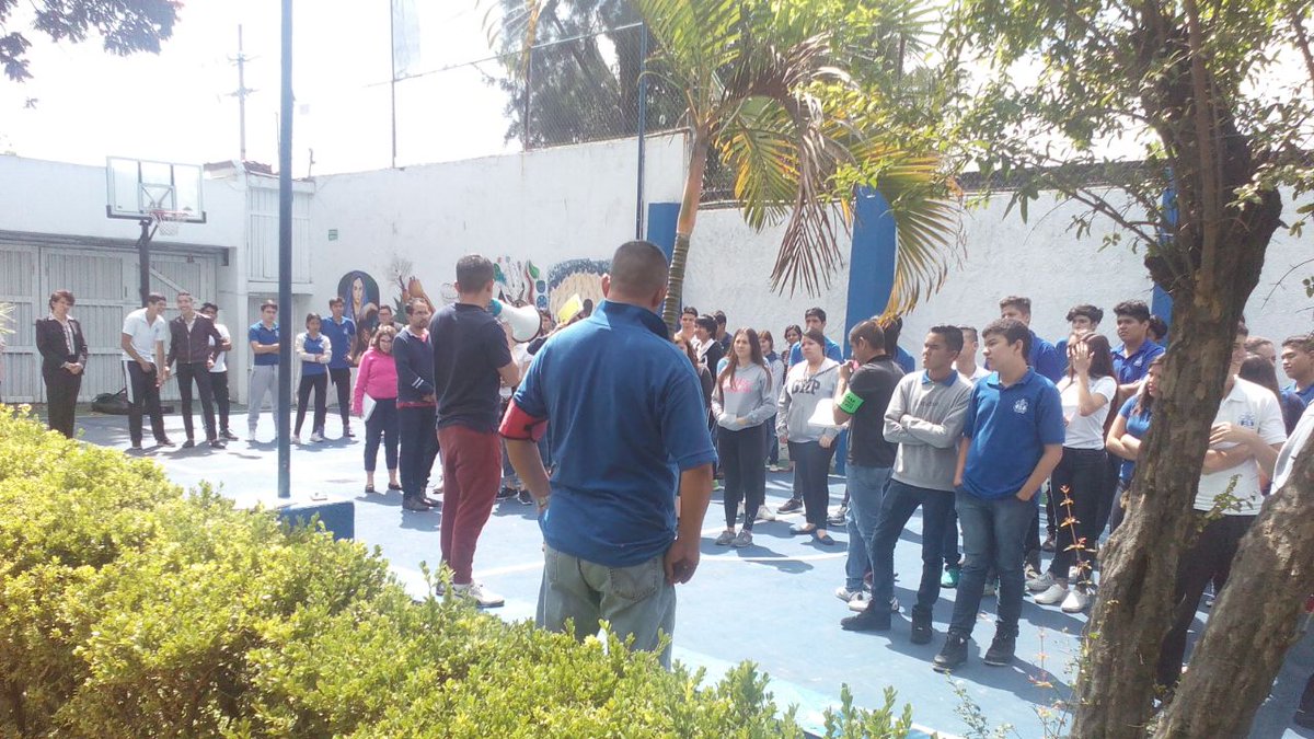 LiceoDlBosque's tweet photo. El día de ayer, la brigada escolar de nuestra #ComunidadLiceoDelBosque , en el #MacroSimulacro2016 en colaboración con @PCJalisco https://t.co/ZDS9Rmmyxs
