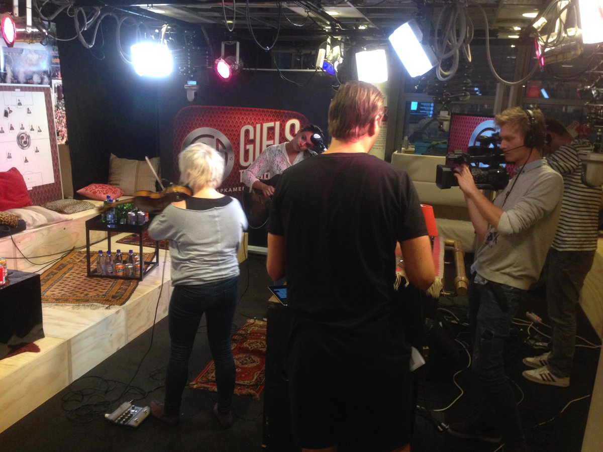 Daar gaan we!!☺️ #liveshow 2
Gezellig samen op de bank <a href="/GielsTalent/">GTJ</a> met het elftal! 🎸🎤#feelslikehome