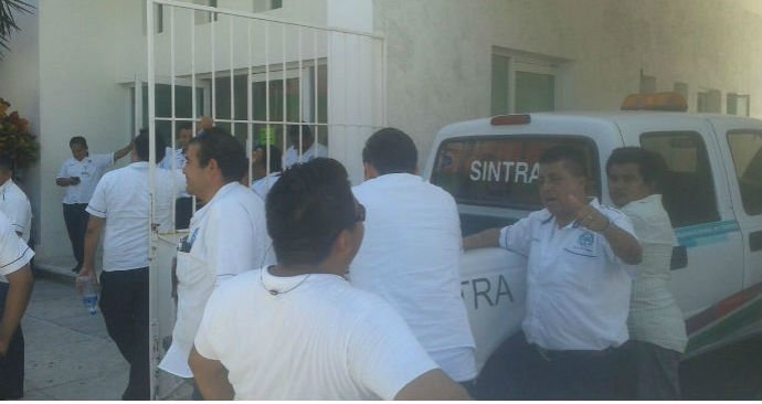PeriodicoQuequi's tweet photo. #Ahora | Manifestación de taxistas contra de @Uber_MEX  en oficinas de @SINTRAinforma en #PlayaDC https://t.co/9ikUAwvpwb https://t.co/ho99edBJBk