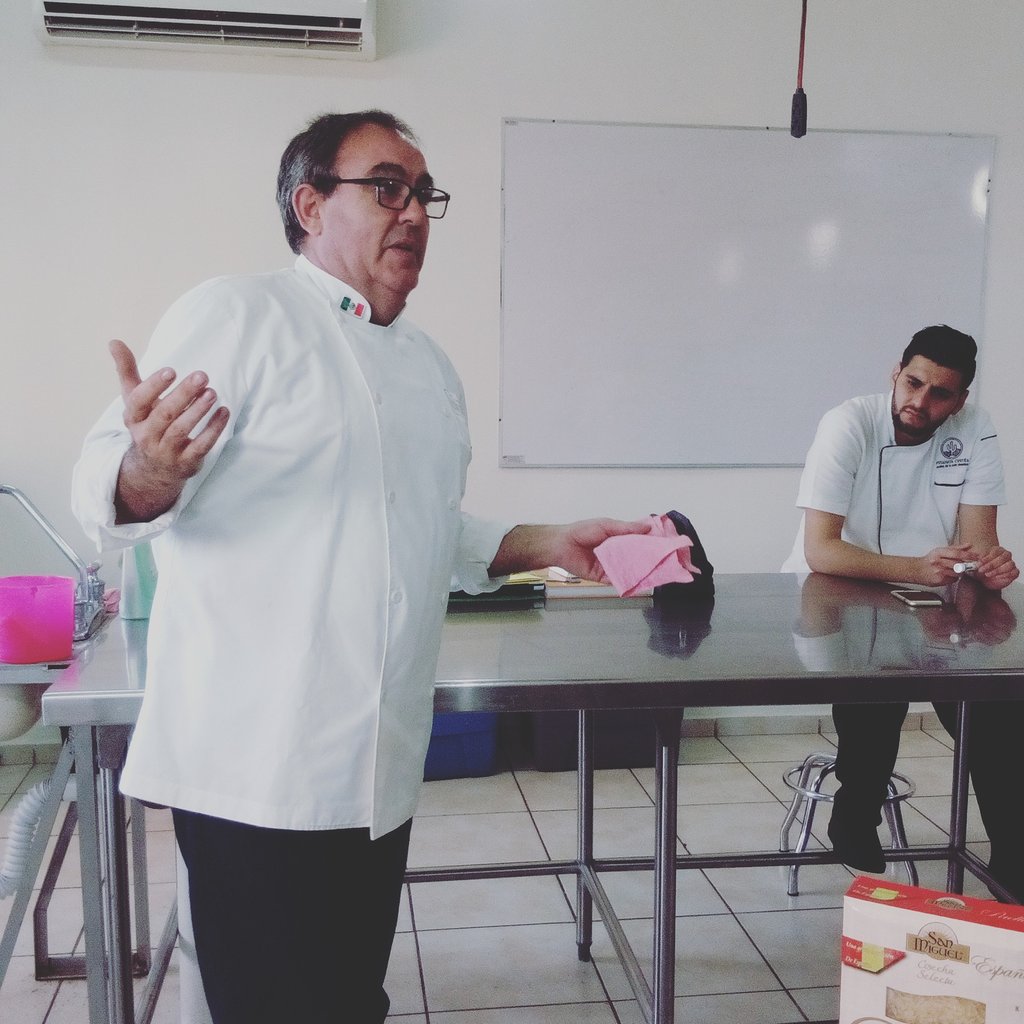 UNIVAFU_OFICIAL's tweet photo. El chef español Enrique Ainsa, de visita en #UNIVAFU Universidad #FelizMartes #DaleSentidoaTuVida https://t.co/aQ5wL1CYtA