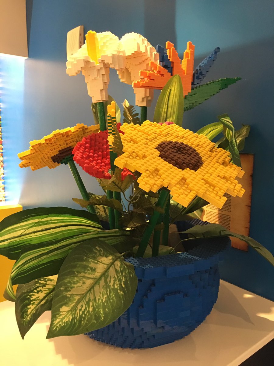 DisCommMom's tweet photo. Loving these flowers in the lobby of the @LEGOLANDFlorida Resort! #LO91 https://t.co/SrZHkMBtnu