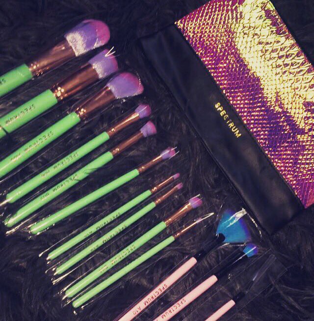 Louisasx93's tweet photo. New brushes 😍😍 #SPECTRUM   #spectrumbrushes #makeupbrushes #spectrumbrushbag #mermaid 👌🏻💜 https://t.co/yEUWYHETkJ