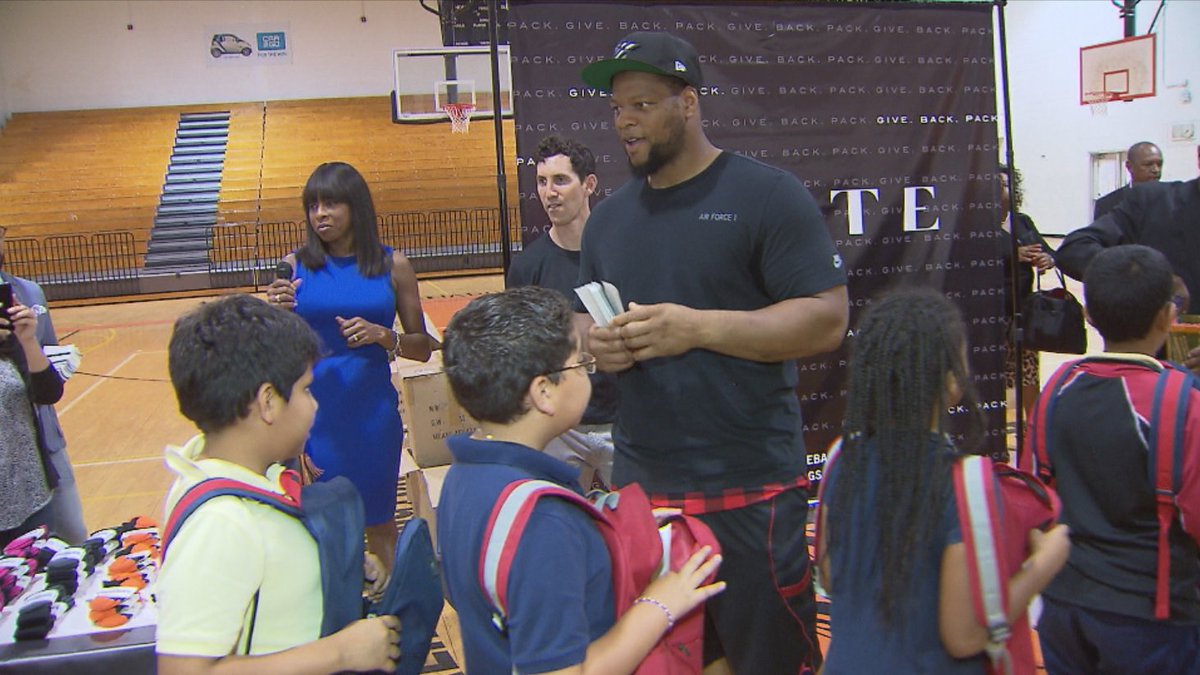 Suh gives students backpacks, message about education... bit.ly/2d2tc9B?utm_me… https://t.co/w9u6mOGoCv