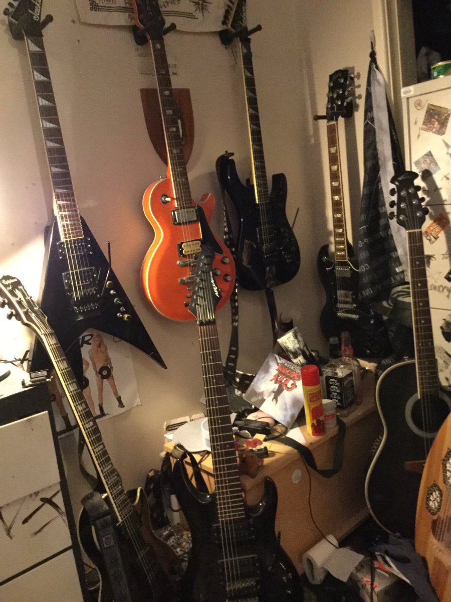 Parasythe666's tweet photo. How many is too many? #guitar #whatamidoingwithlife https://t.co/vVo8lXNmmN