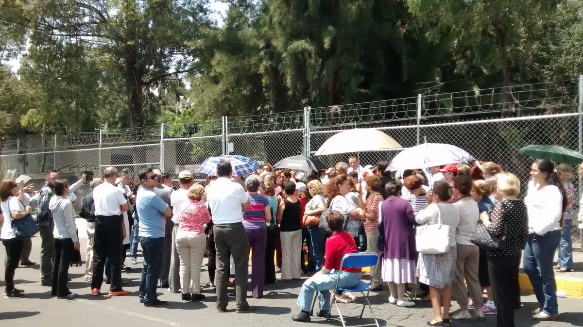 Vecinos de Vergel de Coyoacan se manifiestan en contra del paradero del #SVBUS como siempre el gobierno imponiendo