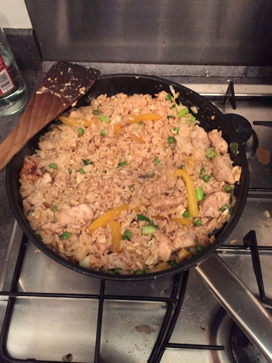 P1key_84's tweet photo. @thebodycoach is the boy! Your chicken and egg fried rice recipe is so easy to follow! #EvenICanDoIt #LeanIn15 https://t.co/z153JyeM5F