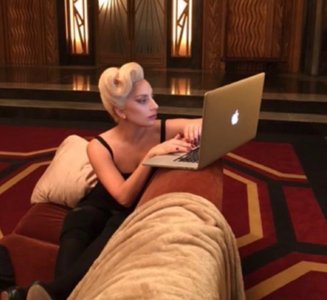 ChrisVllds's tweet photo. Cuando entras a twitter y te enteras de #Brangelina se divorcian. https://t.co/TxEhSECvew