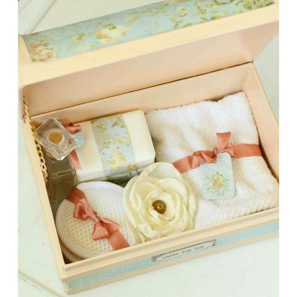 Create a box full of beauty to brighten up anyone’s day using this project tutorial: ht.ly/7I3r303HiyC