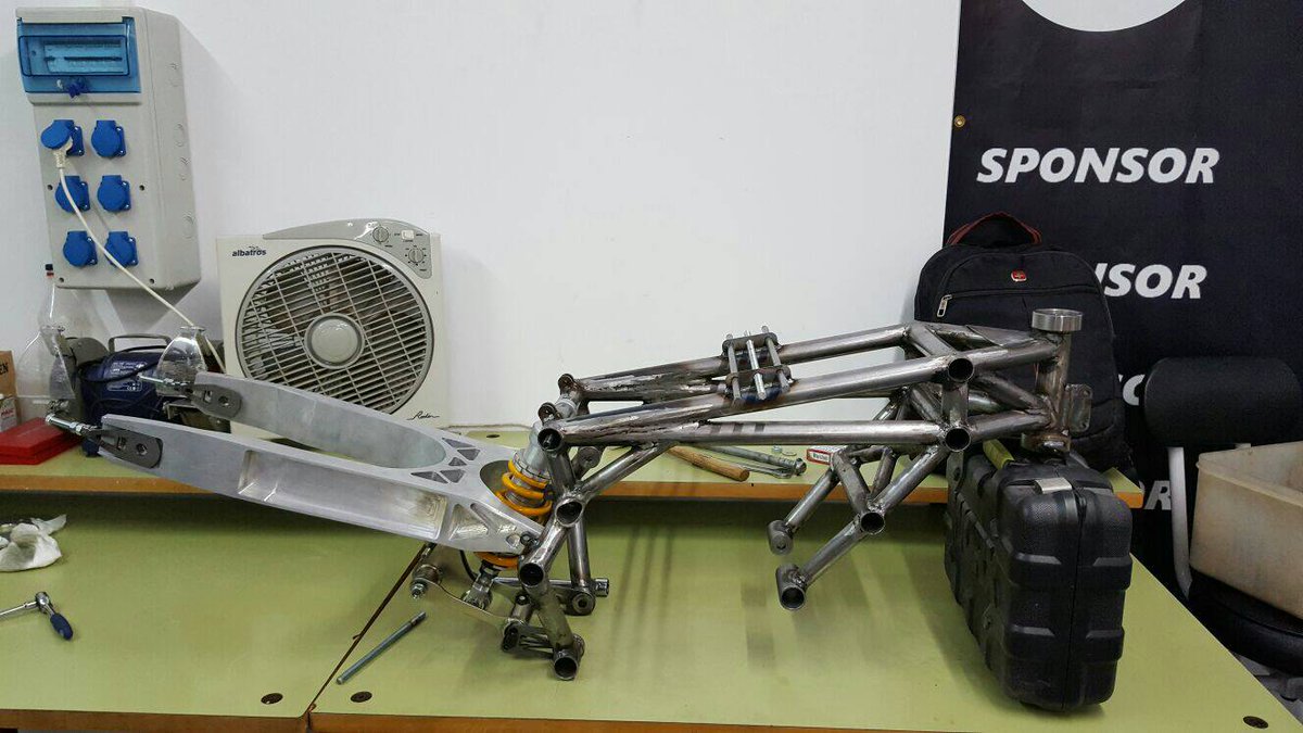 UcoRacing's tweet photo. Avanzamos en nuestro proyecto ingenieril. Basculante acoplado al chasis,  pronto vereis nuestra moto acabada. 
#motorland #motostudent2016 https://t.co/9422IPvRu8