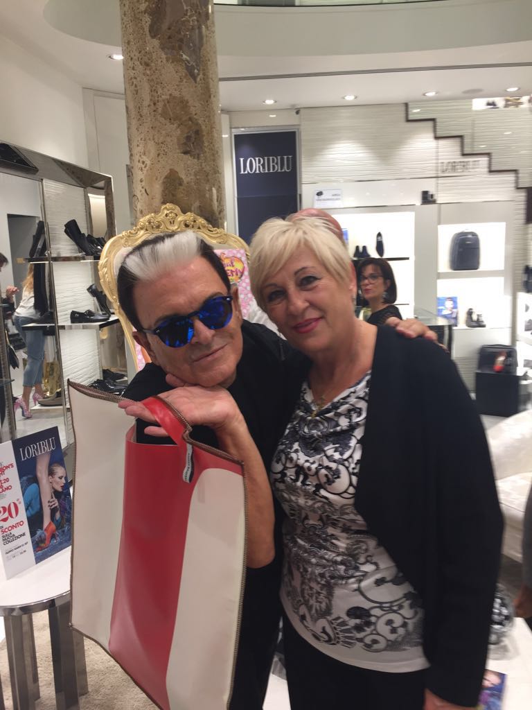 Loriblu's tweet photo. Gli amici di sempre e numerosi ospiti in boutique a Milano insieme ad @AnnaritaPilotti e Claudia Cuccù #VFNO2016 https://t.co/nvHyxImncU