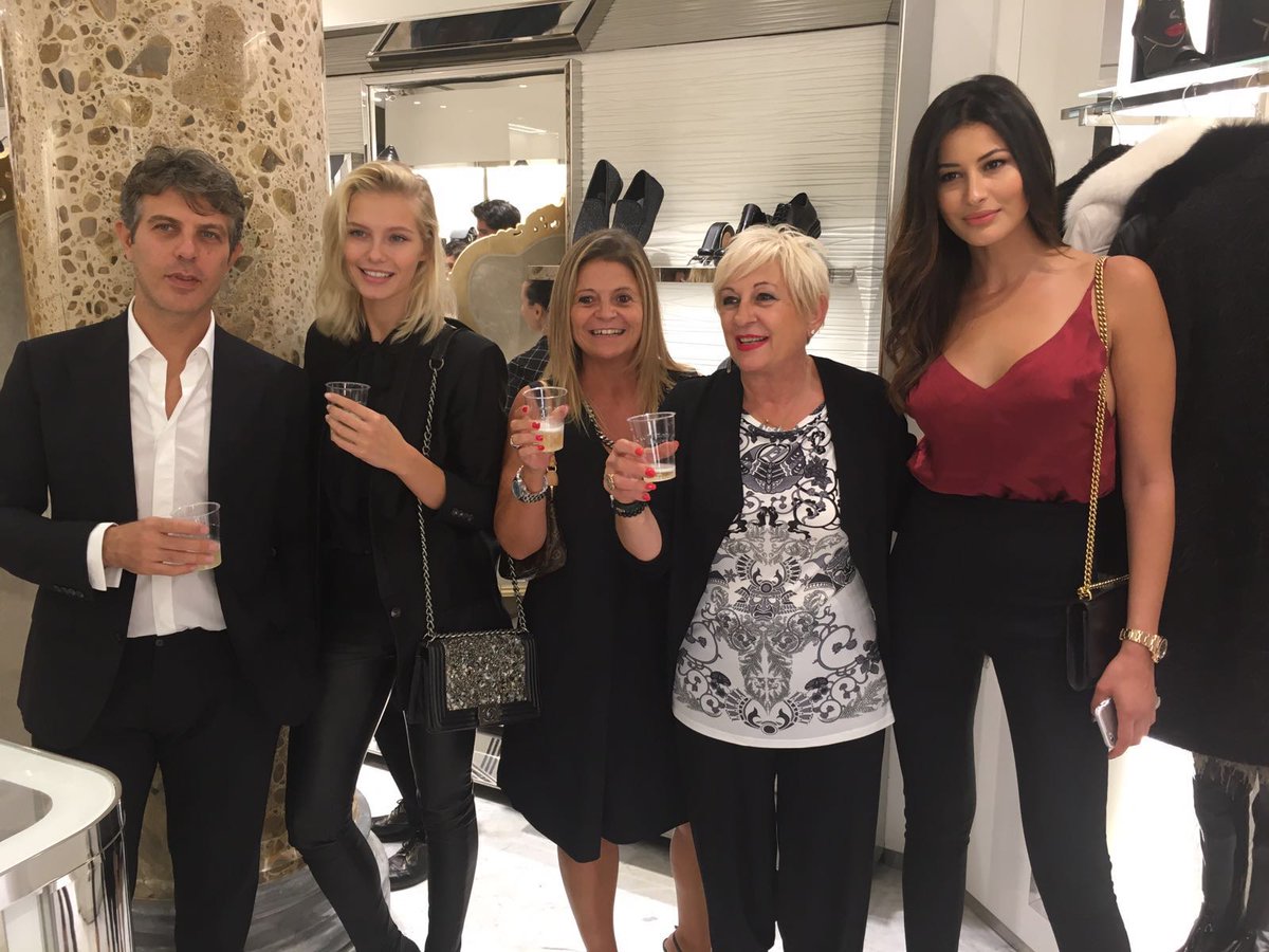 Loriblu's tweet photo. Gli amici di sempre e numerosi ospiti in boutique a Milano insieme ad @AnnaritaPilotti e Claudia Cuccù #VFNO2016 https://t.co/nvHyxImncU