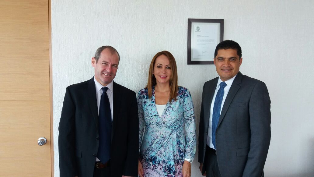 paula_hdz's tweet photo. En reunión con Luis Velázquez López, Coordinador General de Delegaciones Federales de #SEP sobre Beca #IniciaTuCarrera https://t.co/Uza0D6PRzY