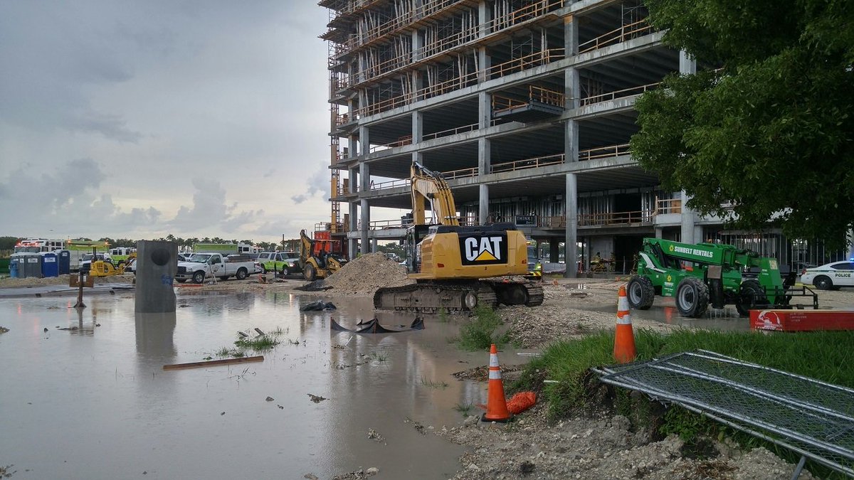 Lightning strikes construction worker in Miami bit.ly/2deBXJP?utm_me… https://t.co/HzICO42Agj