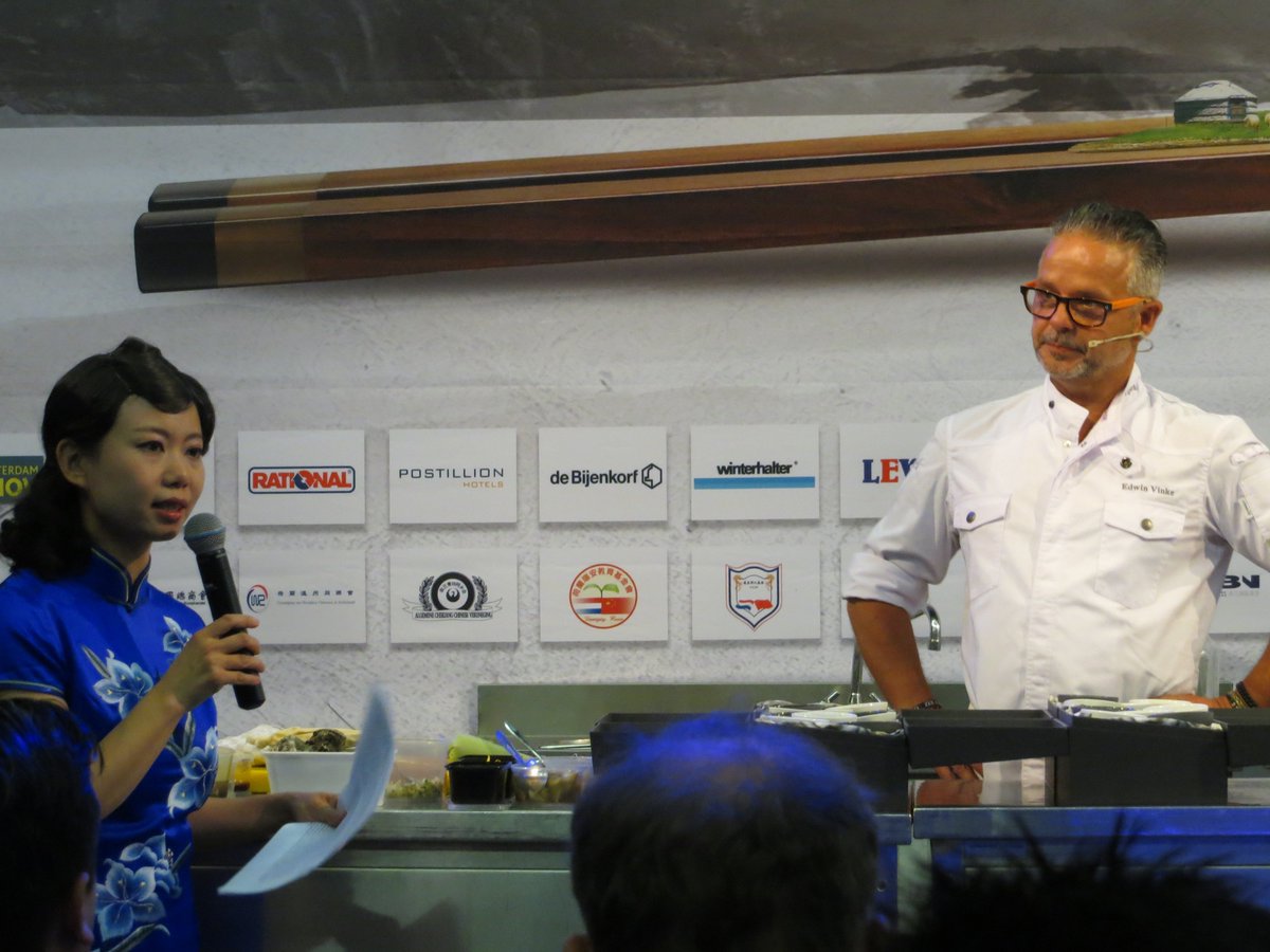 GoodFoodFox's tweet photo. Eerder vandaag: Tolk vertaalt in het Chinees wat Edwin Vinke @krommewatergang in het Engels vertelde... #wccc2016 https://t.co/jMjy0l2xj4