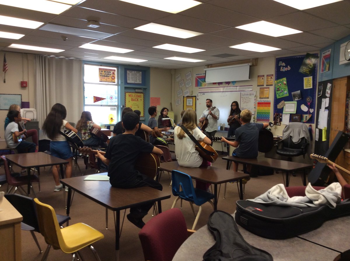 mssusanshih's tweet image. More #fun at the Pod with #Drama and #GuitarsandUkuleles class! @EdmsToros #enhancementperiod #MrsAfable #MrLieb