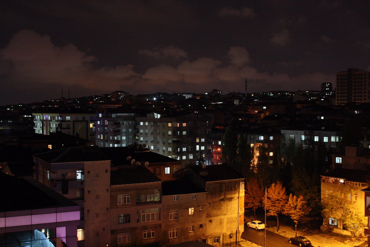 melekakturk's tweet photo. #Yağmur sonrası #Bağcılar...#Akşamlarımı, #gözümü ve #gönlümü #büyülemeye #devam #ediyor..#Renk #Işık #Faszination #Fastination #Fasyinasyon https://t.co/RgLvta1aZ3