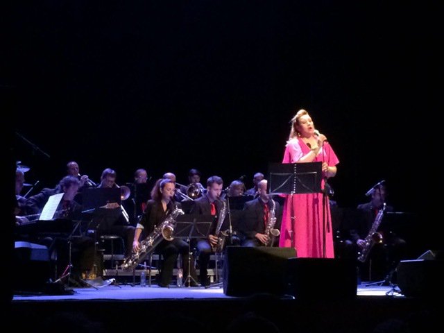 musicstgn's tweet photo. #TgnBigBand amb una espectacular #Sheiman amb el repertori d #Sinatra #Santatecla @TGNcultura #JordiGrisso https://t.co/Qa0tIlqRZi