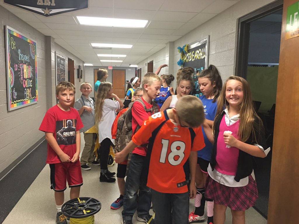 PESstdt_council's tweet photo. Service Project! @MGUSC_Eagles #WeAreMG https://t.co/W9XR9NuoEH