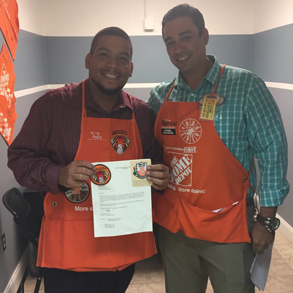 Felix (ASM 6310) recognized with a Presidential Award and Apron for Outstanding Customer Service! <a href="/RubenRo48457043/">Ruben Rodriguez</a>