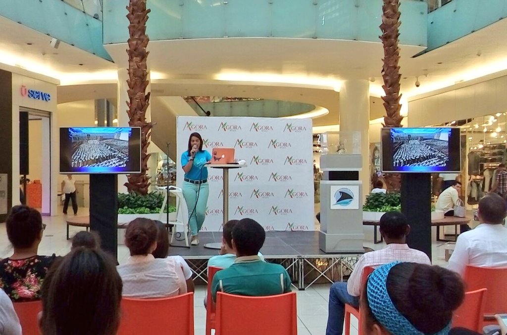 Agoramallrd's tweet photo. Loraine Isa, Directora de @GOceanoRD inicia con su charla "Amemos a nuestros Océanos". #AgoraEsVerde #AgoraMall https://t.co/VfVkTdT8QN