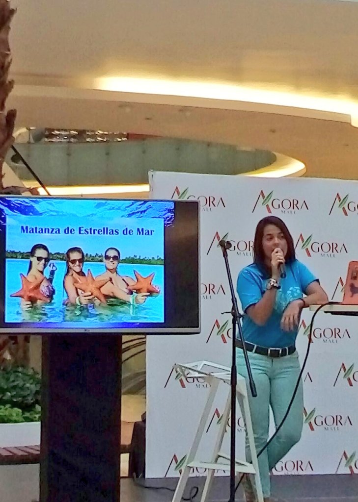 Agoramallrd's tweet photo. Loraine Isa, Directora de @GOceanoRD inicia con su charla "Amemos a nuestros Océanos". #AgoraEsVerde #AgoraMall https://t.co/VfVkTdT8QN