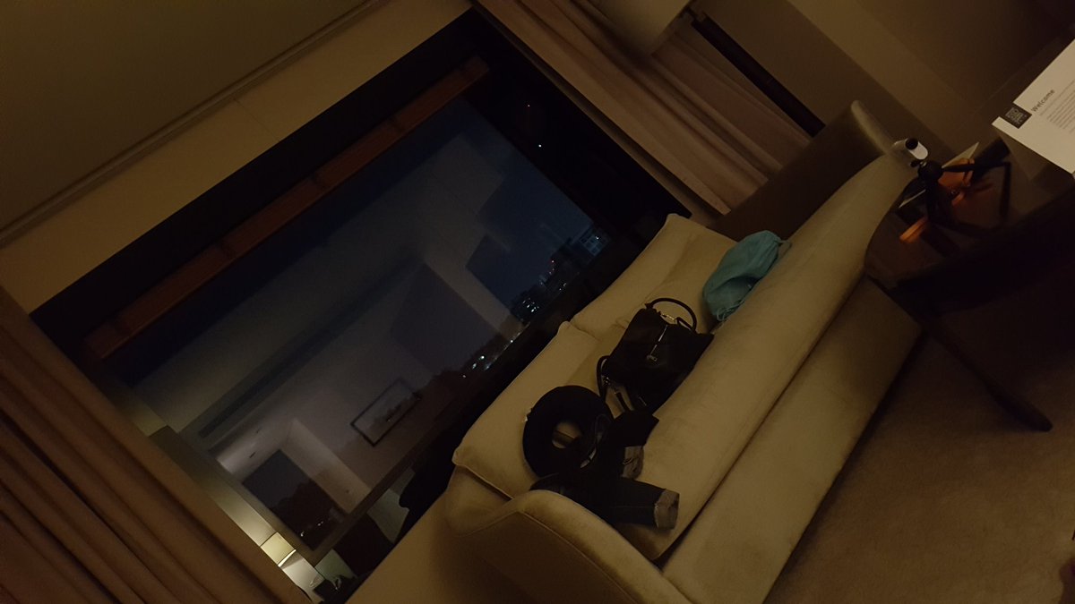 FjonaCakalli's tweet photo. Ore 05.20.
Jet lag infame, per te solo le lame 💩
#Samsung #SSDglobalsummit https://t.co/KXHtVtqqAk